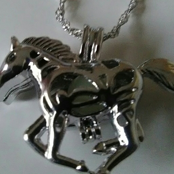 Amazing! Glow In The Dark 3D Silver Horse Necklace - Picture 2 of 4
